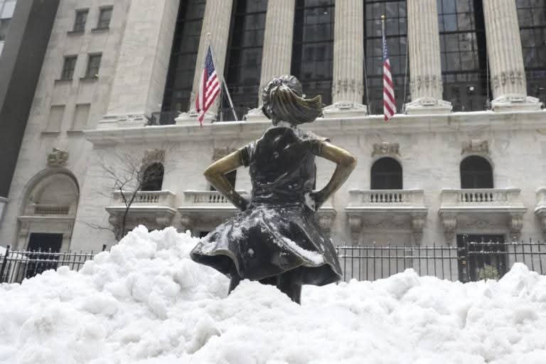 30 νεκροί και πάνω από 50.000 πολίτες χωρίς ρεύμα λόγω του πολικού ψύχους και των σφοδρών χιονοπτώσεων που πλήττουν τις ΗΠΑ