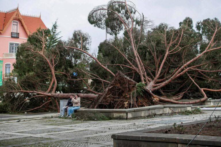 Πορτογαλία: Πάνω από 1 εκατομμύριο άνθρωποι χωρίς ρεύμα και 5 νεκρούς αφήνει ο κυκλώνας Κριστίν 