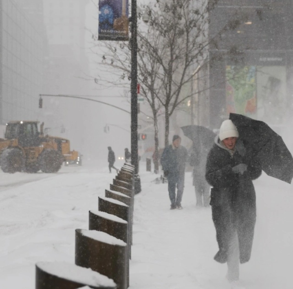Ισχυρή χιονοθύελλα πλήττει την Ανατολική Ακτή των ΗΠΑ, έως 60 εκατοστά χιονιού σε Νέα Υόρκη και Βοστώνη