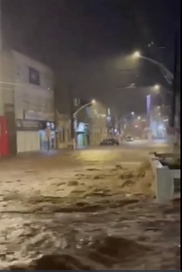 Βραζιλία: Έντονες βροχοπτώσεις στην πολιτεία Μπαΐα: πλημμύρες στην Τζακομπίνα και την Ιπίρα 