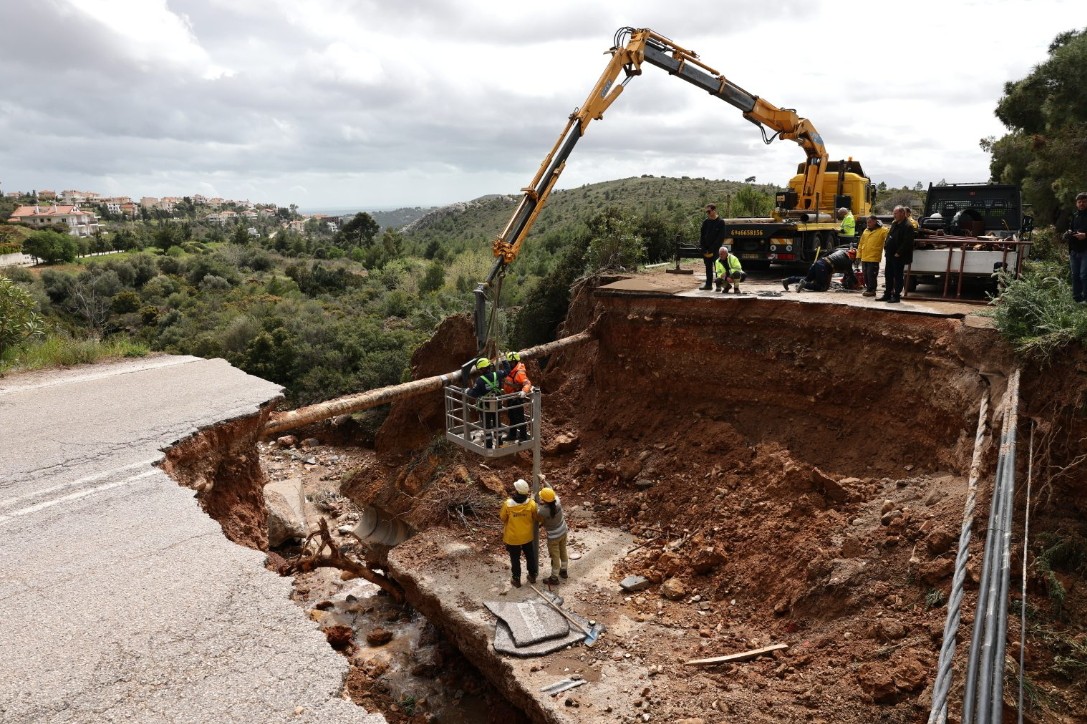 Κόπηκε στη μέση ο δρόμος στην Καλλιτεχνούπολη - Εκτεταμένες ζημιές σε...