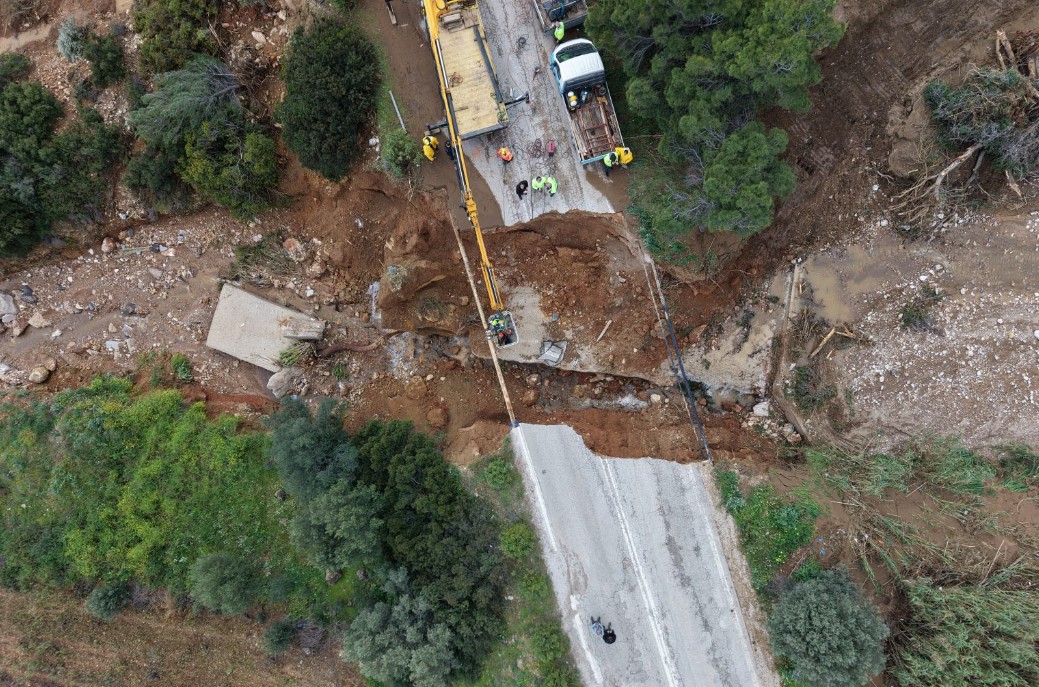 Κόπηκε στη μέση ο δρόμος στην Καλλιτεχνούπολη - Εκτεταμένες ζημιές σε όλη τη χώρα από την κακοκαιρία Erminio
