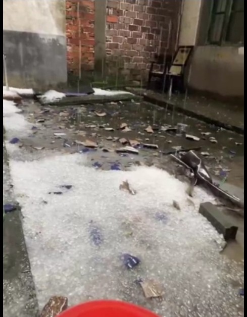 Κίνα: Σφοδρές καταιγίδες προκαλούν ζημιές στην Τζιανγκσί, με ισχυρούς ανέμους και βροχές στη Ναντσάνγκ.