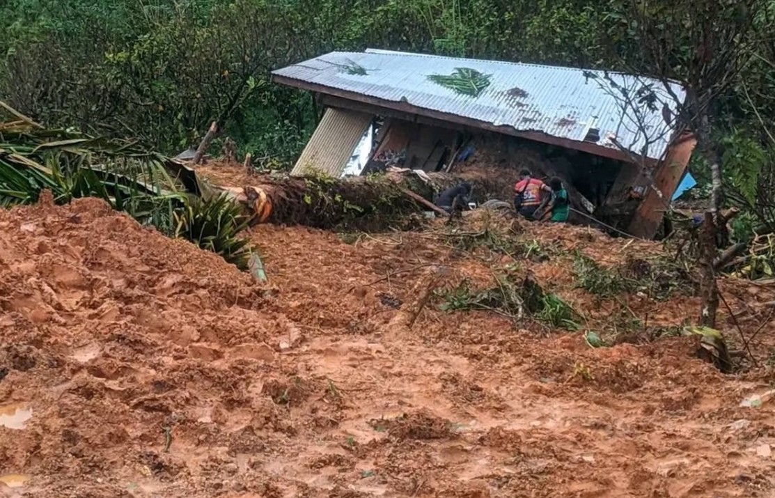 Ο κυκλώνας Μάιλα πλήττει την Παπούα Νέα Γουινέα, σκοτώνοντας τουλάχιστον 11 ανθρώπους.