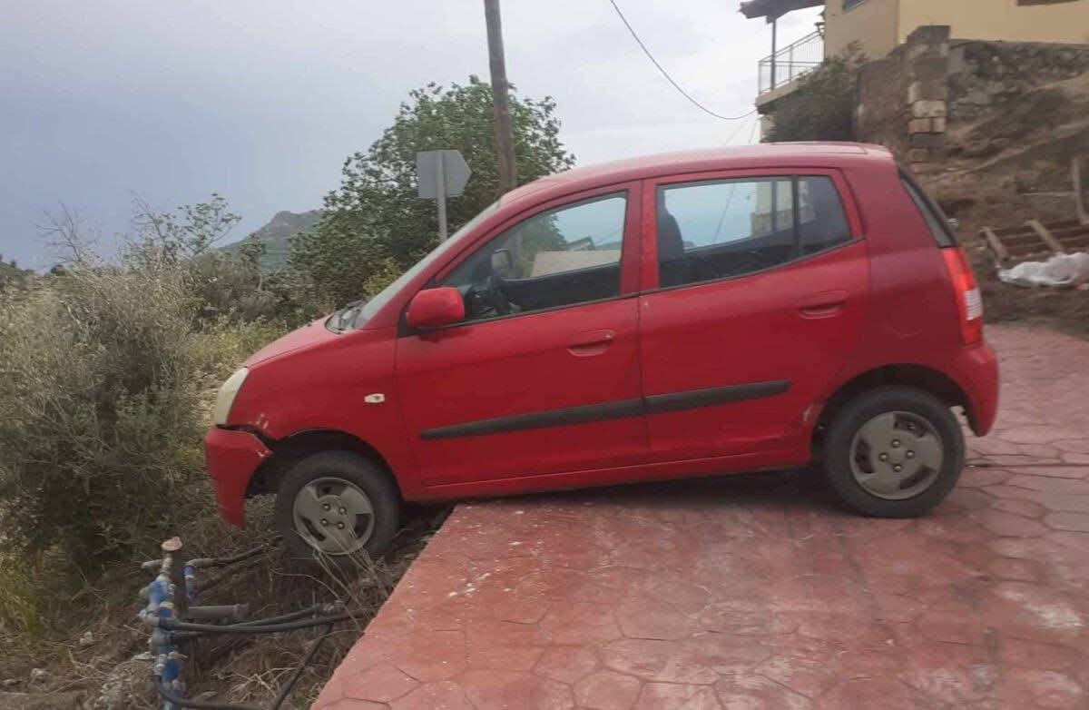 Θυελλώδεις άνεμοι στα νησιά παρέσυραν οχήματα 