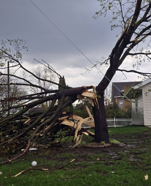 ΗΠΑ: Ανεμοστρόβιλος σαρώνει τη Λένα, αφήνοντας την κοινότητα απομονωμένη και προκαλώντας εκτεταμένες ζημιές.