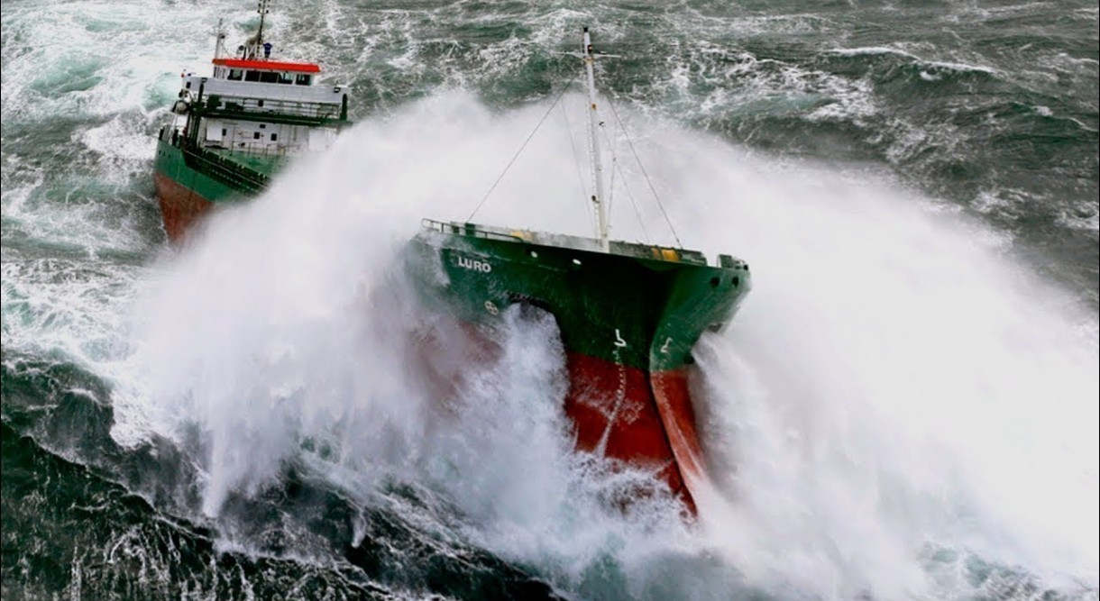 Τραγωδία στον Ειρηνικό: Φορτηγό πλοίο αγνοείται από τον υπερτυφώνα...