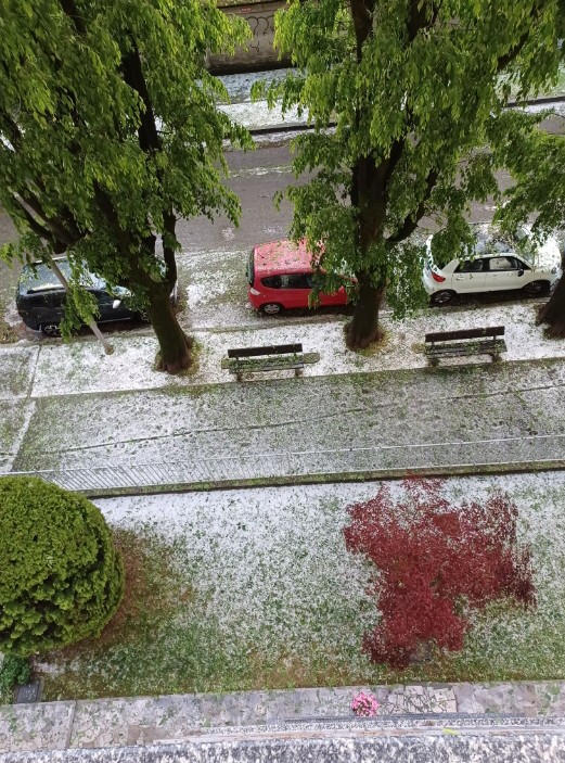 Βόρεια Ιταλία: Χαλάζι και πλημμύρες στη Λομβαρδία. Χιόνια στο Βιτζεβάνο
