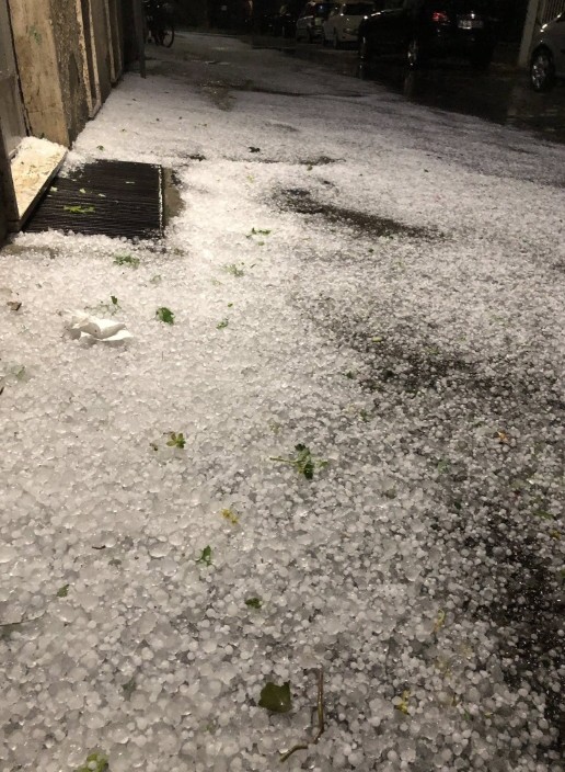 Βόρεια Ιταλία: Χαλάζι και πλημμύρες στη Λομβαρδία. Χιόνια στο...