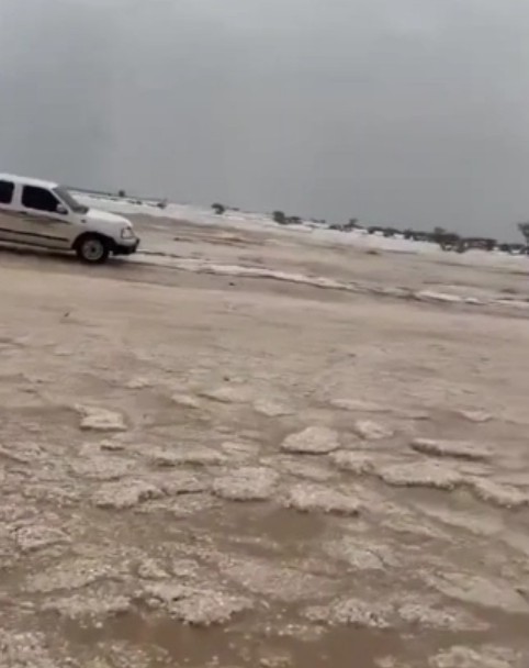 Σαουδική Αραβία: Ασυνήθιστη χαλαζόπτωση ντύνει στα λευκά την πόλη...