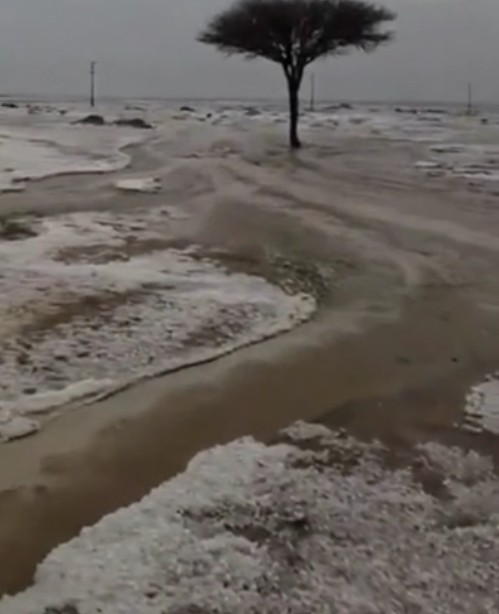 Σαουδική Αραβία: Ασυνήθιστη χαλαζόπτωση ντύνει στα λευκά την πόλη Αφίφ από την καταιγίδα