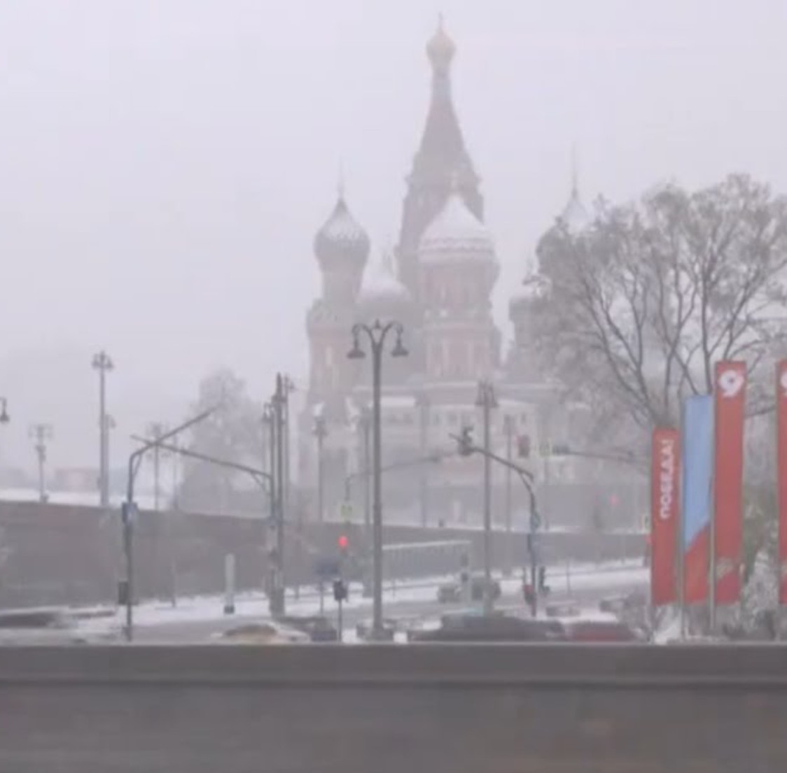 Η Μόσχα πλήττεται από ανοιξιάτικη χιονοθύελλα, ακυρώθηκαν πτήσεις και ξεριζώθηκαν δένδρα