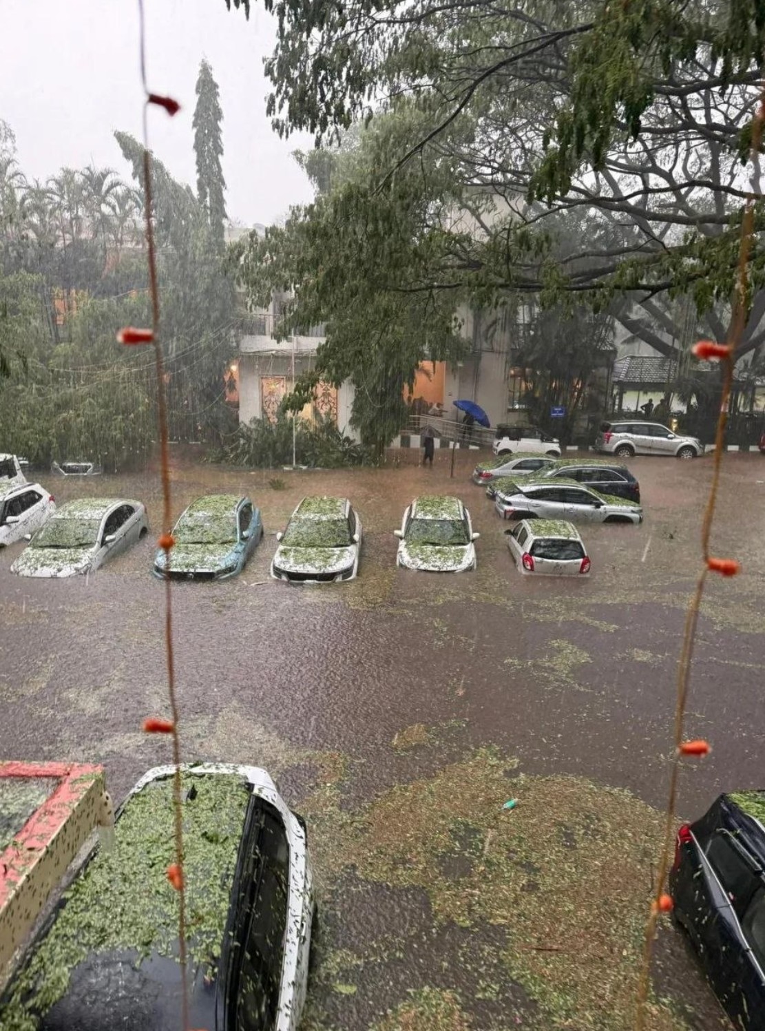 Ινδία: Χαλαζοθύελλα και έντονες βροχοπτώσεις έπληξαν την Μπανγκαλόρ, πλημμυρίζοντας την πόλη. 