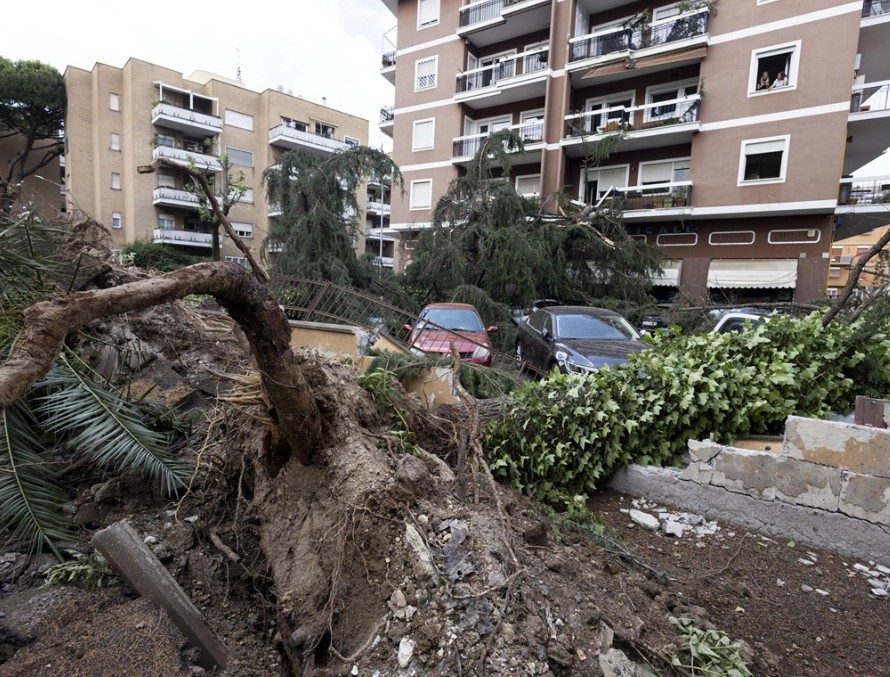 Ανεμοστρόβιλος καταστρέφει τη Ρώμη, με πεσμένα δέντρα και κυκλοφοριακή συμφόρηση
