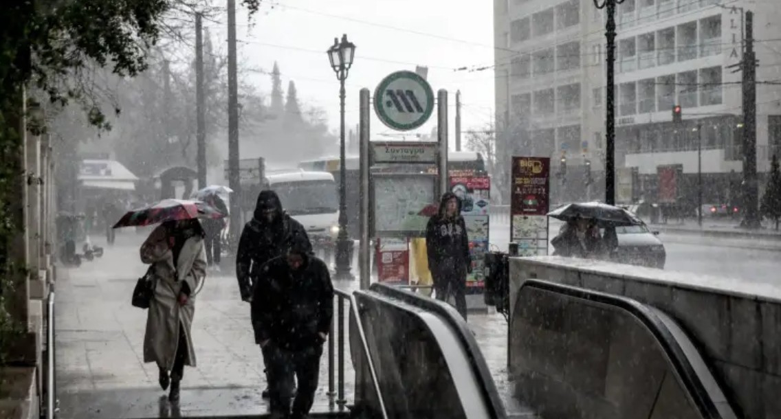 Σαρώνει η νέα κακοκαιρία: «Ποτάμια» στις Αχαρνές, χαλάζι και καταιγίδες σε Αττική, Θήβα και Λάρισα
