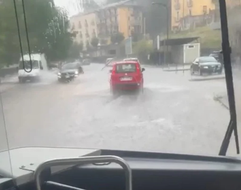 Δυτική Ιταλία: Κακοκαιρία στην Καμπανία με χαλαζοπτώσεις στο Σαλέρνο