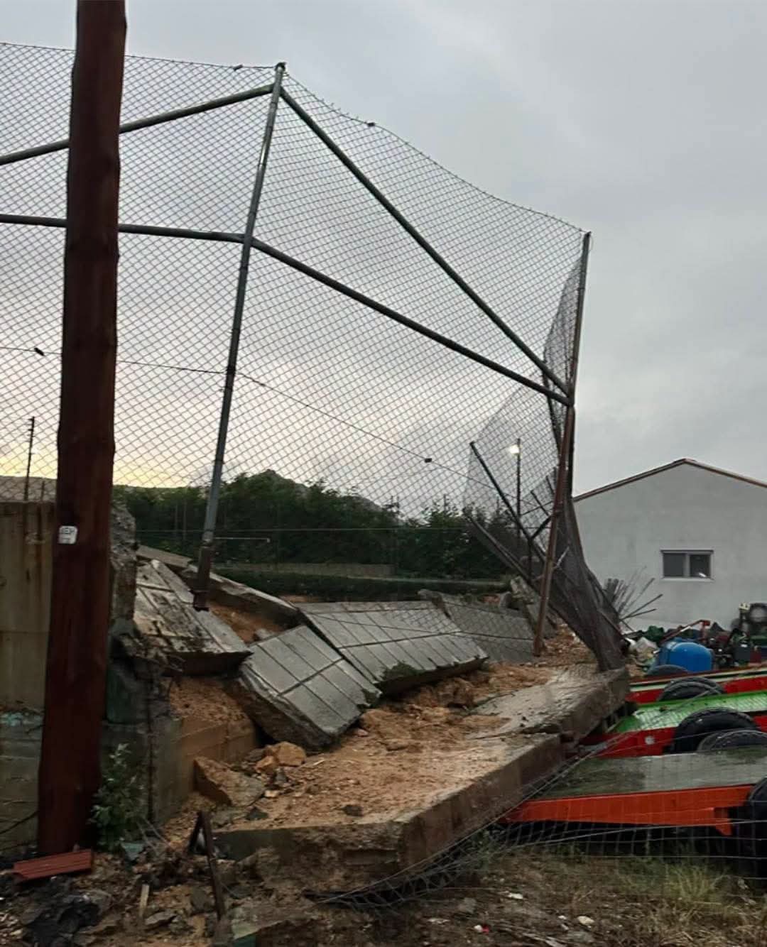 Φλώρινα: Καταστροφές σε γήπεδο και αγροτικά μηχανήματα από ισχυρό...