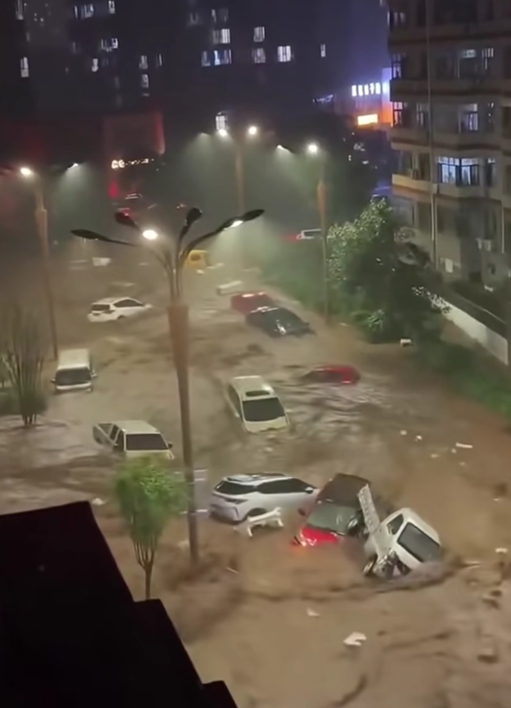 Κίνα: 1800 κάτοικοι αποκλείστηκαν από τον τυφώνα Μπάφι, ενώ μεγάλες ζημιές προκλήθηκαν από καταστροφικές πλημμύρες 