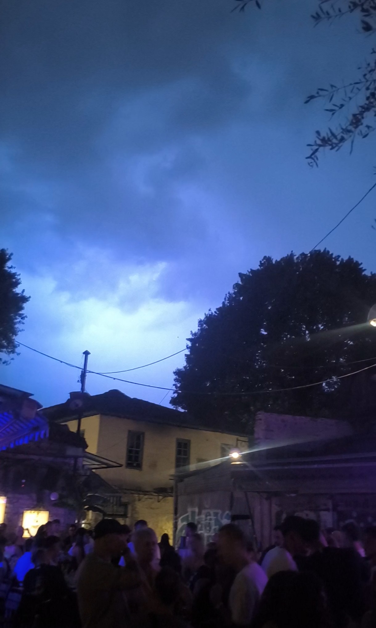 Καλοκαιρινή βραδιά εξελίχθηκε μέσα σε λίγα λεπτά σε φθινοπωρινό σκηνικό στα Ιωάννινα 