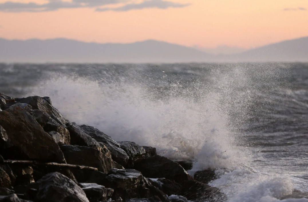 Θυελλώδεις άνεμοι έως 9 μποφόρ δυσκολεύουν και σήμερα το έργο των πυροσβεστών 