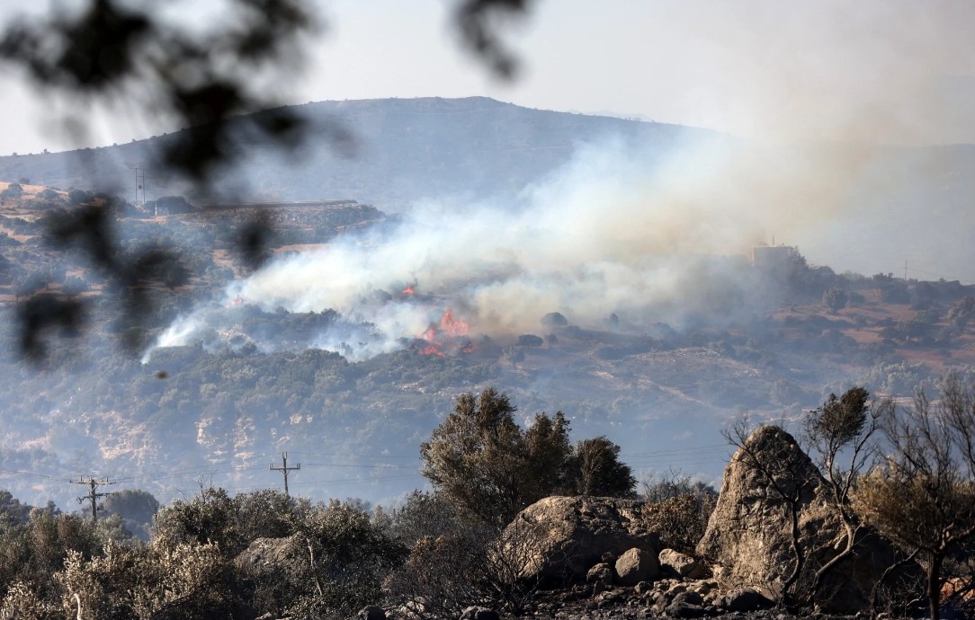 Η Κρήτη στο έλεος των ανέμων: Ριπές έως 108 χλμ/ώρα τροφοδοτούν την πύρινη λαίλαπα στο Ρέθυμνο