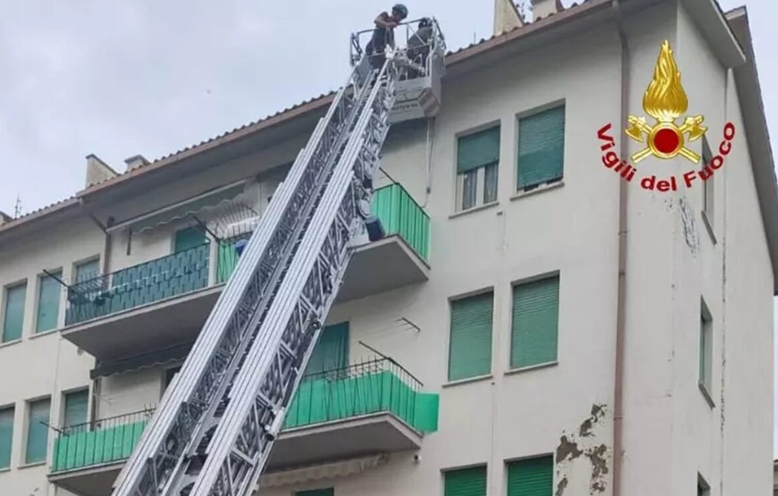 Σφοδρή κακοκαιρία στην Ούμπρια, ζημιές σε δέντρα και στέγες: Οι πυροσβέστες επεμβαίνουν στην περιοχή Τέρνι.