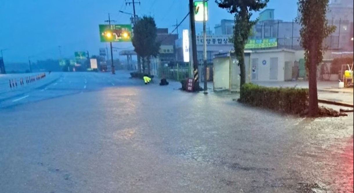 Νότια Κορέα: Ένας νεκρός και τρεις τραυματίες από κατολίσθηση – Σφοδρές βροχοπτώσεις πλήττουν τη χώρα