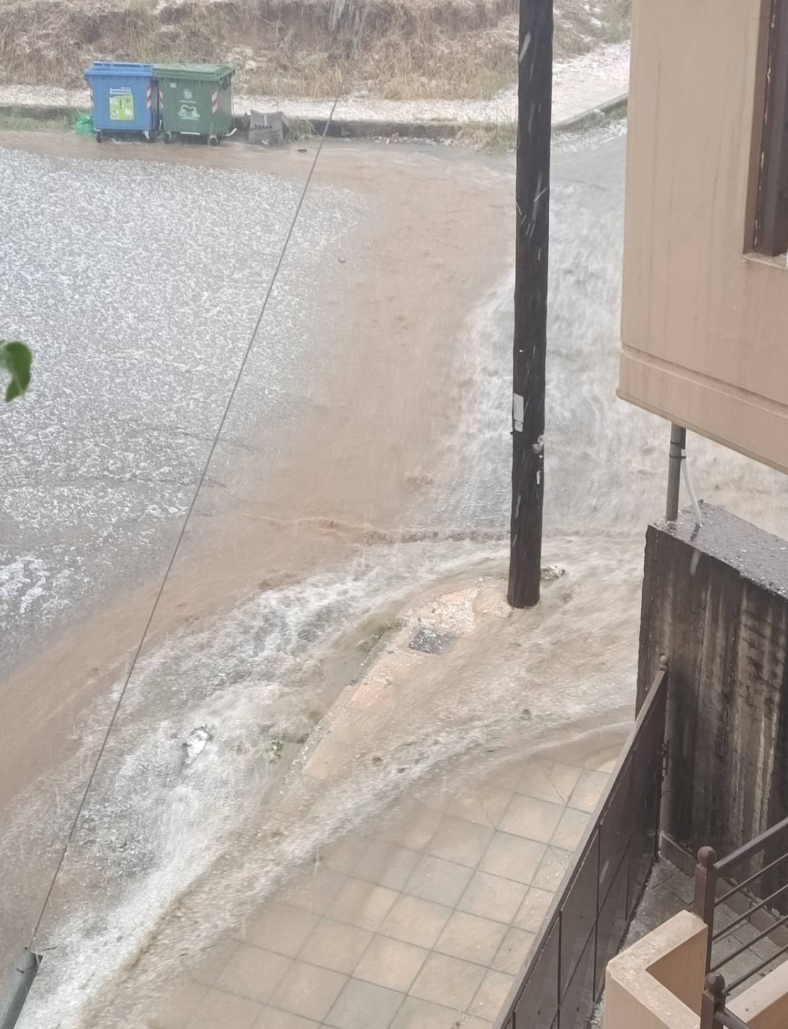 Έντονη χαλαζόπτωση στο Αγρίνιο – Ποτάμια οι δρόμοι