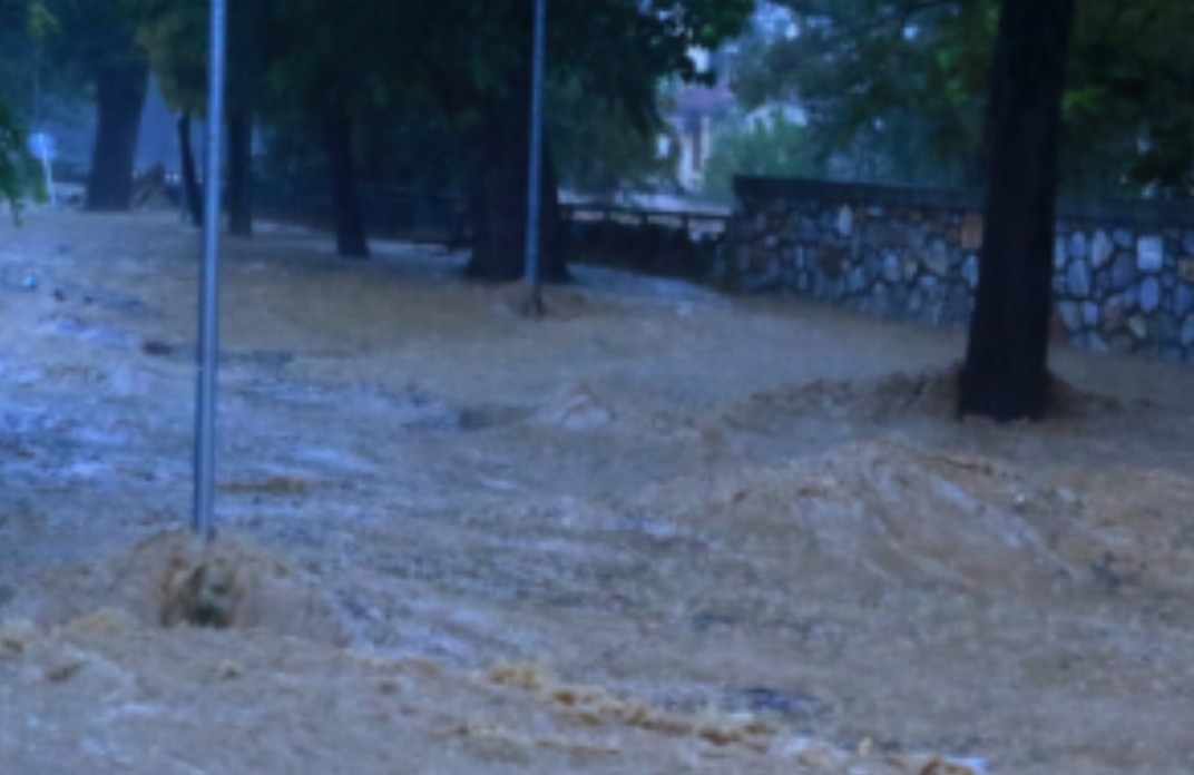 Ρόδος: Δρόμος – ποτάμι από την έντονη βροχόπτωση