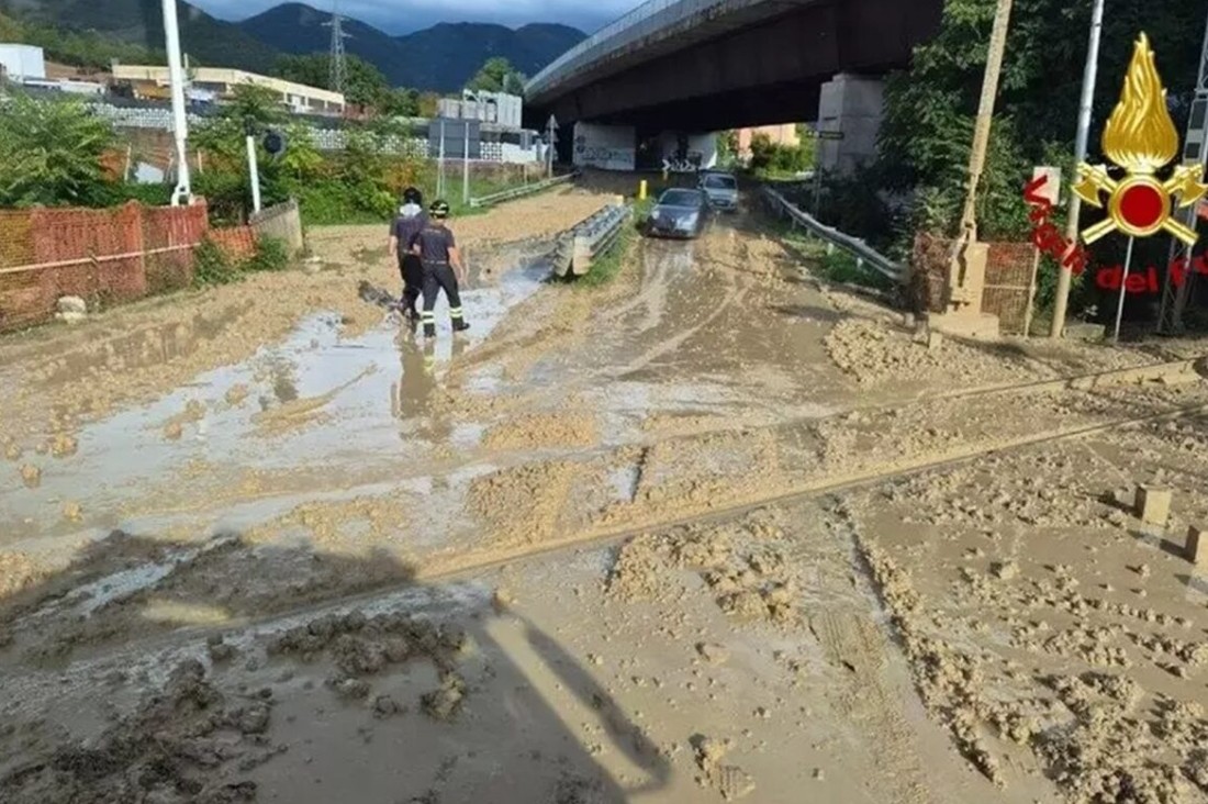 Κεντρική Ιταλία: Πεσμένα δέντρα, πλημμύρες και κατολίσθηση σε δρόμο και σιδηρόδρομο από έντονες καταιγίδες 