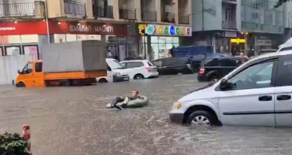 Γεωργία: Το Μπατούμι βυθίστηκε στο νερό από σφοδρές βροχοπτώσεις, κάτοικοι διασχίζουν την πόλη με φουσκωτή βάρκα 