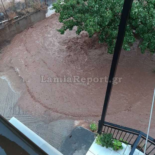 Εγκλωβίστηκαν άνθρωποι σε σπίτια και αμάξια στην ευρύτερη περιοχή της Λαμίας - Κλειστή η εθνική οδός Λαμίας-Καρπενησίου