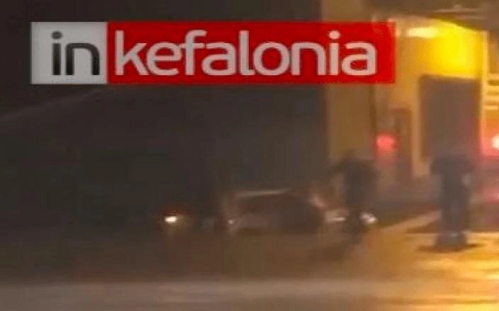 Αμάξι πέφτει μπροστά στην κάμερα στο λιμάνι της Κυλλήνης (Βίντεο)