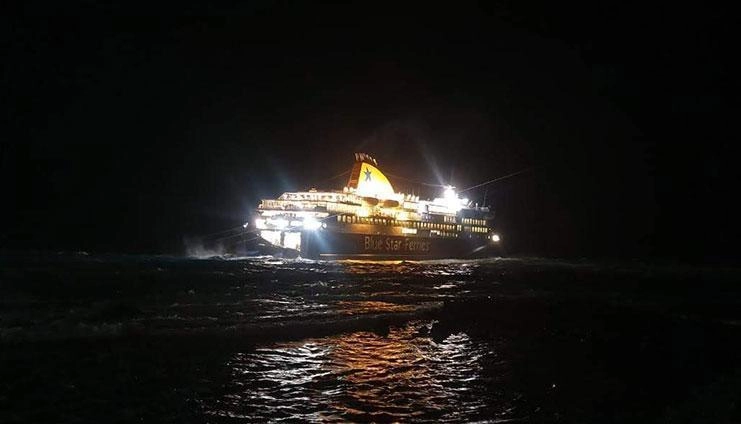 Θρίλερ προσέγγισης στο Λιμάνι της Σαντορίνης για το  Blue Star Delo λόγω των θυελλωδών ανέμων.