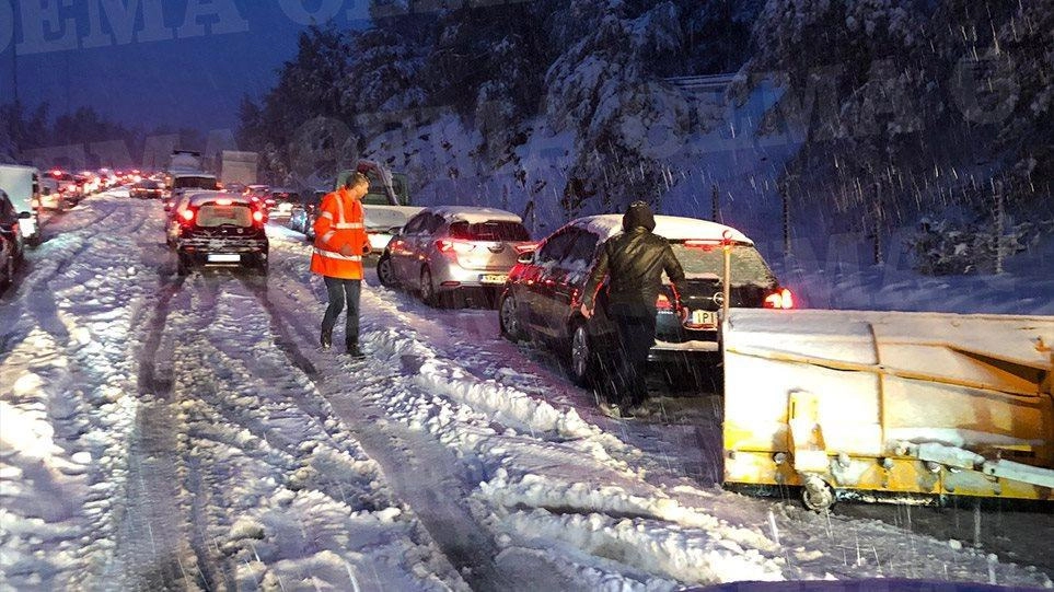 Νεότερη ενημέρωση. Ποιοι δρόμοι παραμένουν κλειστοί στην χώρα. Που χρειάζονται αντιολισθητικές αλυσίδες.