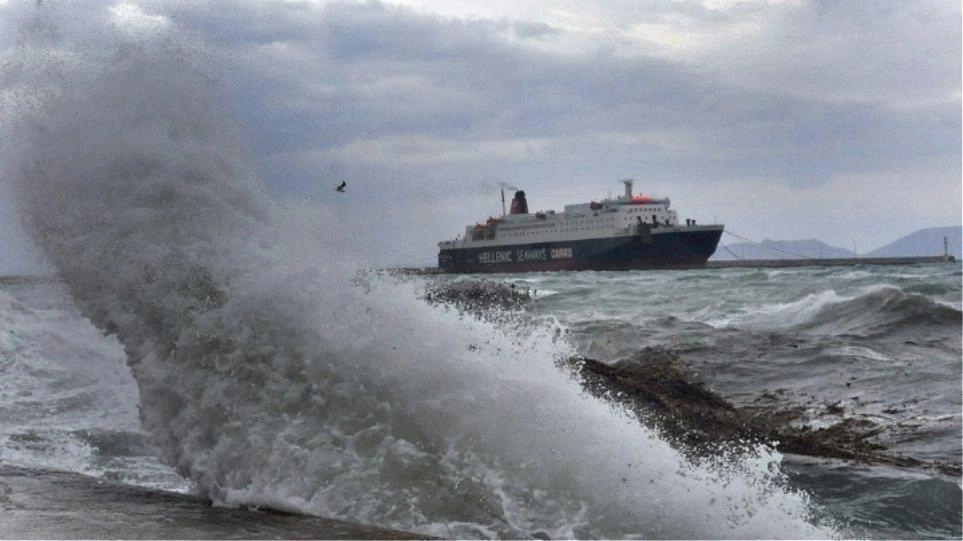 Σε ισχύ απαγορευτικό απόπλου σε Πειραιά, Ραφήνα, Λαύριο -Με συμβατικά πλοία τα δρομολόγια σε Αργοσαρωνικό .