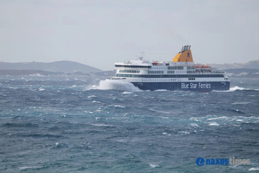 Το Blue Star Delo στο λιμάνι της Νάξου με 8 μποφόρ μετά την άρση του απαγορευτικού. [Δείτε  το βίντεο]