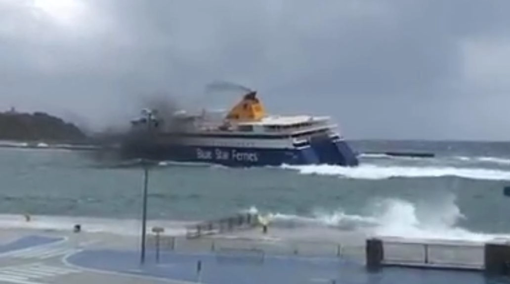 Εντυπωσιακή μανούβρα με 8 μποφόρ του Blue Star Naxo στο Λιμάνι της Τήνου.
