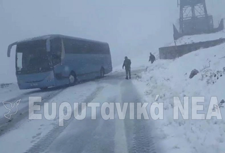 Λεωφορείο με 20 μαθητές εγκλωβίστηκε λόγω χιονιού στον δρόμο προς το Βελούχι.
