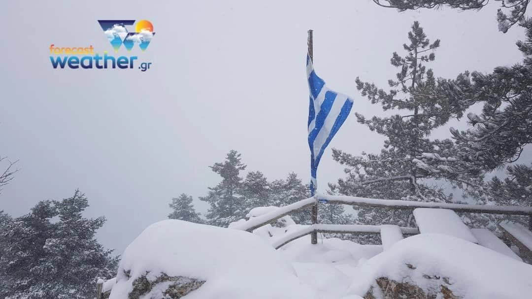Πυκνή χιονόπτωση στην Πάρνηθα. Δείτε LIVE εικόνα.