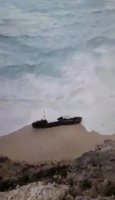 SOS Εκπέμπει το Ναυάγιο στην Ζάκυνθο. Δείτε το σχετικό βίντεο που το σκεπάζουν τα κύματα.