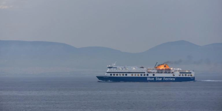 Παραμένει έξω από το λιμάνι το Blue Star 2, με 249 επιβάτες -Δεν μπορεί να δέσει λόγω κακοκαιρίας.