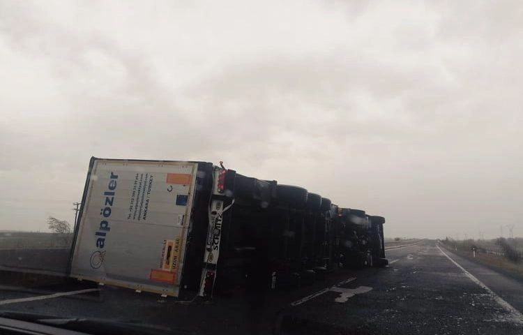 Ανατροπή νταλίκας στην Εγνατία προκάλεσαν οι θυελλώδεις άνεμοι.