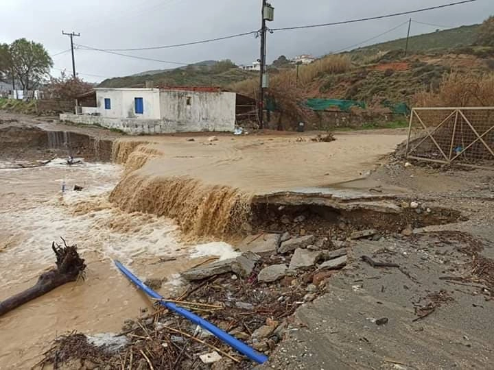 SOS εκπέμπει η Εύβοια. Σοβαρές πλημμύρες και απεγκλωβισμοί κατοίκων. Δείτε φωτογραφίες και βίντεο.