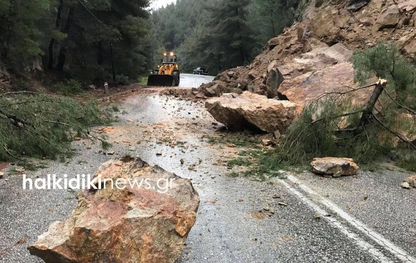 Χαλκιδική: Πλημμύρες και κατολισθήσεις από την κακοκαιρία -Χείμαρρος παρέσυρε ΙΧ με δυο γυναίκες.