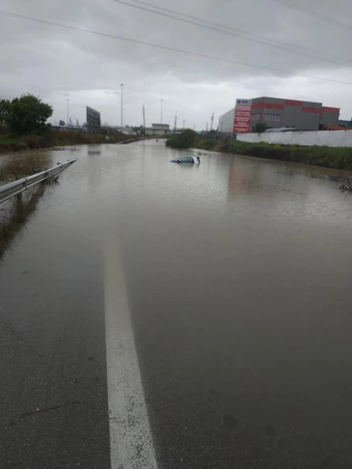 Κινδύνεψαν να πνιγούν από τα νερά της βροχής στα παλιά διόδια Σχηματαρίου.