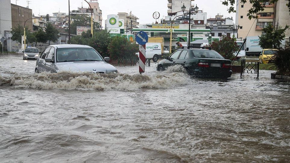 Ισχυρές καταιγίδες με ζημιές σε Θεσσαλονίκη, Λάρισα, Πτολεμαΐδα. Δείτε φωτογραφίες και βίντεο.