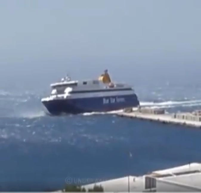 Θεαματική μανούβρα του καπετάνιου στο λιμάνι της Τήνου αλλά λόγο των ισχυρών ανέμων τελικά δεν κατάφερε να δέσει.