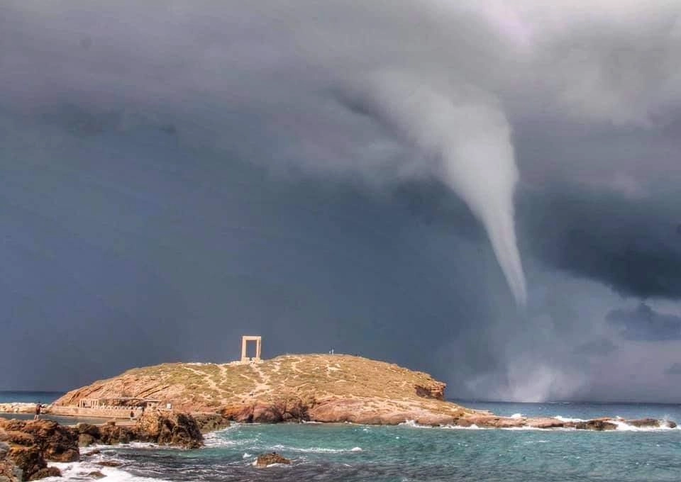 Εντυπωσιακός υδροστρόβιλος εμφανίστηκε πριν λίγο στην Νάξο (Βίντεο, Φωτογραφίες)