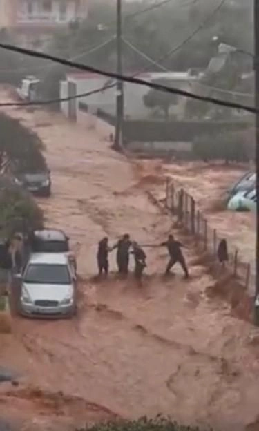 Χείμαρρος παρέσυρε γυναίκα στα Μάλια. Δείτε το βίντεο.